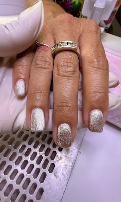 Trabalho de unhas realizado no Studio Simone Laurentina