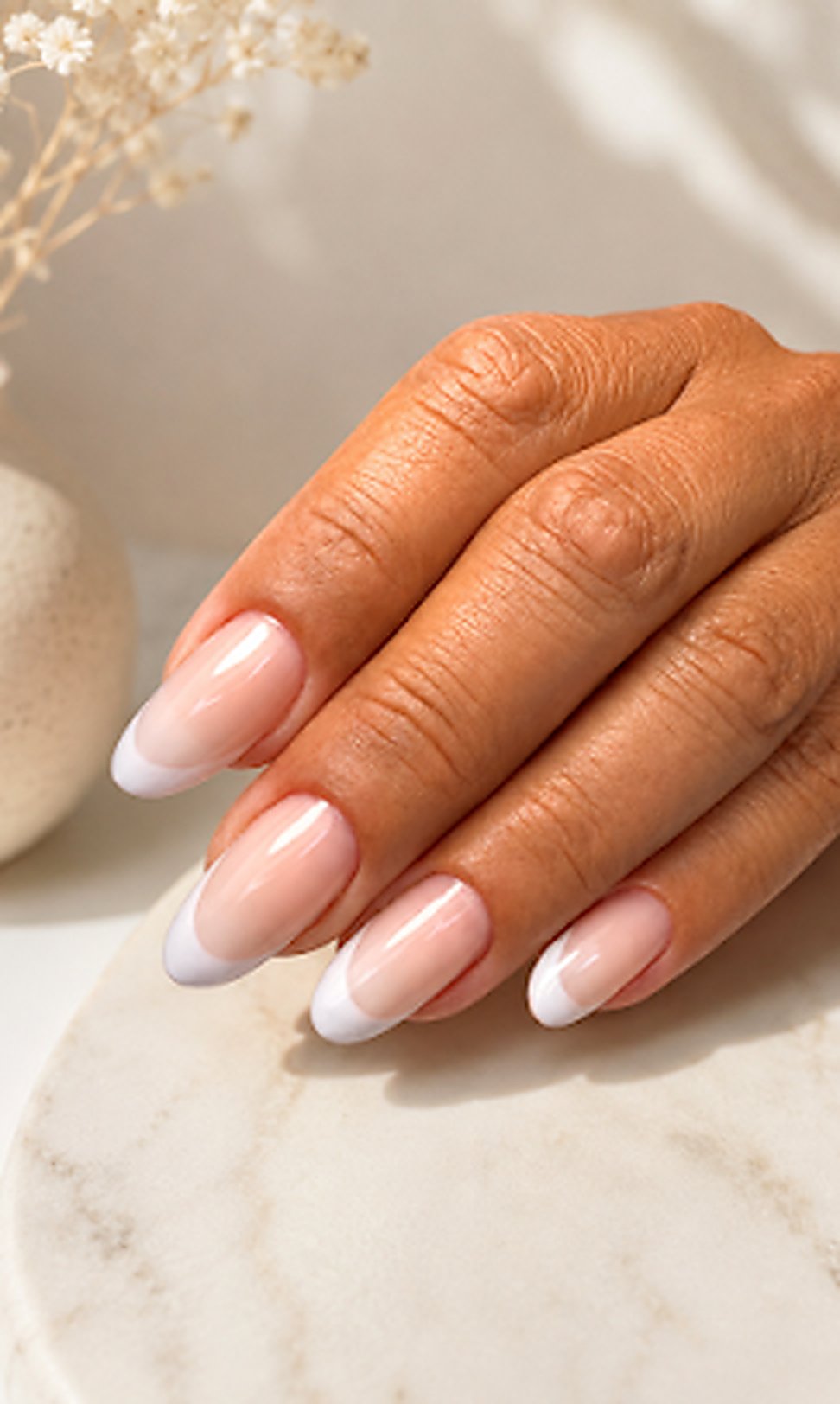 Unhas francesinha realizadas no Studio Simone Laurentina